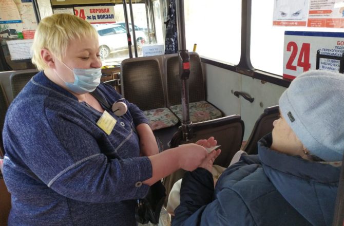 В Соликамске проверили, как водители и кондукторы обрабатывают автобусы
